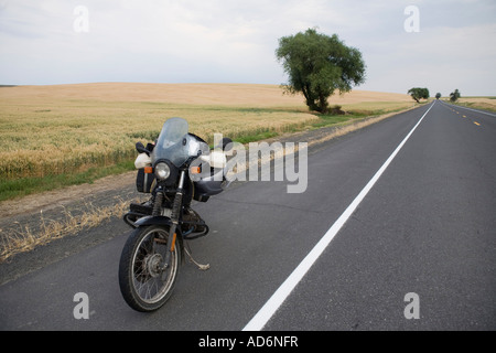 Motociclo su una strada rurale nell'area Palouse dello stato di Washington Foto Stock