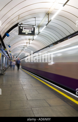 La piattaforma a Highbury & Islington Stazione della Metropolitana, City of London, England, Regno Unito Foto Stock