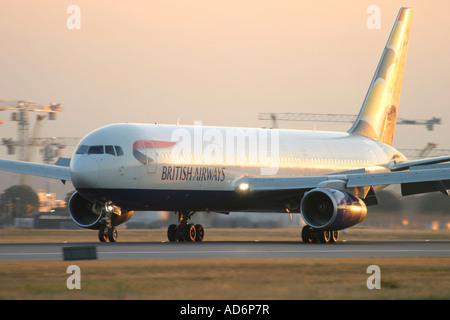 British Airways Boeing 767-336/ER sulla pista dopo lo sbarco. Foto Stock