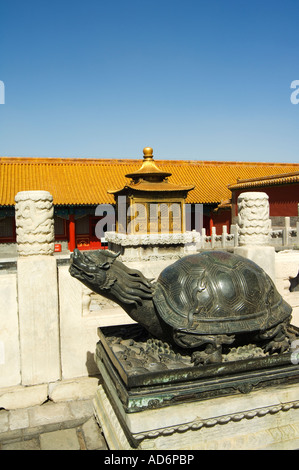 Una tartaruga staue in Zijin Cheng il Palazzo della Città Proibita museo del patrimonio mondiale Unesco Pechino CINA Foto Stock