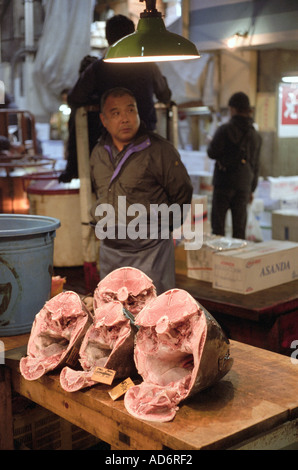 Fornitore che offre di tonno di teste di pesce al mercato Tsukiji meglio conosciuto come uno dei più grandi del mondo mercati di pesce Foto Stock