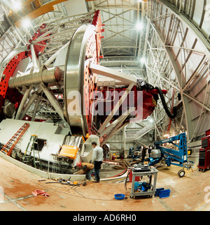 Una vista di thge Large Binocular Telescope (LBT) dall'interno è il contenitore. Foto Stock