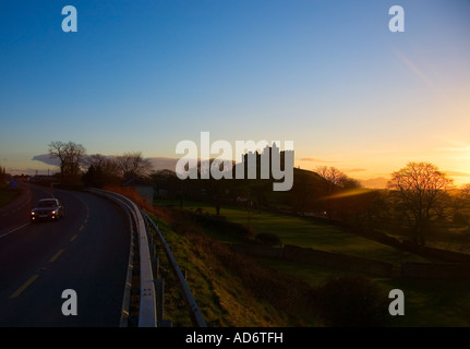 La Rocca di Cashel torreggianti sopra la N8 Road, 4° secolo cittadella monastica, Cashel, nella contea di Tipperary, Irlanda Foto Stock