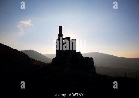 Il vecchio del XIX secolo miniera di rame edifici all'alba, Allihies, penisola di Beara, County Cork, Irlanda Foto Stock