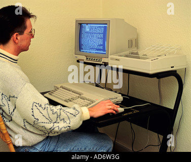 Lavorando da casa negli anni '80 su un computer vintage con processore di testo Amiga 500 Foto Stock