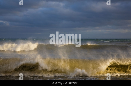 Il mare in tempesta a Ballydowane Cove, il rame Costa, nella contea di Waterford, Irlanda Foto Stock