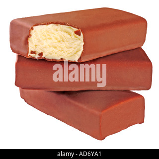 Pila di ricoperti di cioccolato gelato bar Foto Stock