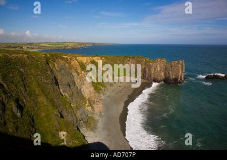 Tra Na Mbho Beach, una delle numerose insenature nascoste nel parco geopark della Copper Coast dell'UNESCO vicino a Bunmahon, County Waterford, Irlanda Foto Stock