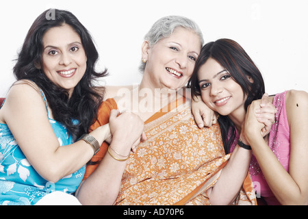 Ritratto di una madre e le sue due figlie tenendo le mani Foto Stock