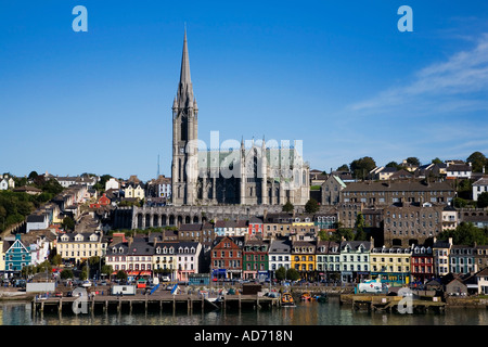 St Colman's Cathedral e case in stile georgiano, emigrante punto di imbarco durante la carestia, Cobh (ex Queenstown), County Cork, Irlanda Foto Stock
