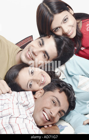Ritratto di due giovani uomini e due giovani donne Foto Stock