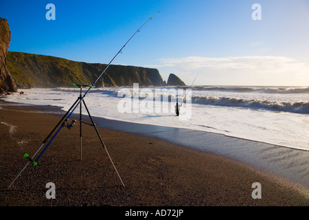 La Pesca con Lenza in mare in inverno a Ballydowane Beach, vicino Bunmahon, il rame Costa, nella contea di Waterford, Irlanda Foto Stock