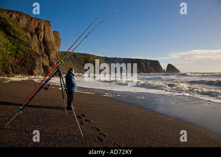 La Pesca con Lenza in mare in inverno a Ballydowane Beach, vicino Bunmahon, il rame Costa, nella contea di Waterford, Irlanda Foto Stock