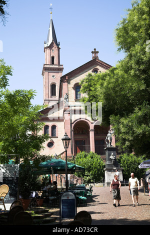 St Laurentius Chiesa, che sovrasta la piazza del mercato nella cittadina di Weinheim nella contea di Baden-Württemberg, Germania Foto Stock