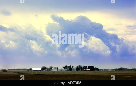 Aprile tempeste edificio su Illinois farmland e appena piantati i campi Foto Stock