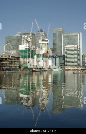 Millwall interna dock East London Docklands Sulla Isle of Dogs esteso waterside appartamento case lavori di costruzione in corso & riflessioni Inghilterra UK abcd Foto Stock