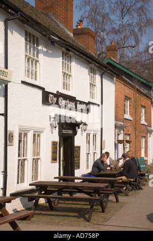 Montgomery Powys Mid Wales UK il Chequers Hotel public house con le tabelle e le persone sedevano fuori in centro città Foto Stock