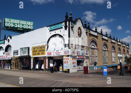 Negozi e cartelloni pubblicitari sul lungomare di Atlantic City New Jersey USA Foto Stock