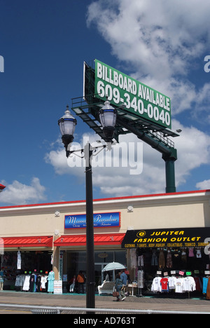 Negozi e cartelloni pubblicitari sul lungomare di Atlantic City New Jersey USA Foto Stock