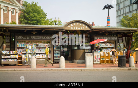 Fuori città News stand, Harvard Square, Cambridge, Massachusetts, STATI UNITI D'AMERICA Foto Stock