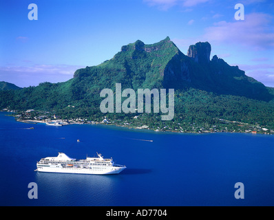 Polinesia francese crociera gastronomica su M S Paul Gauguin ANTENNA DELLA NAVE NELLA BAIA DI CUOCHI Isola Moorea Foto Stock