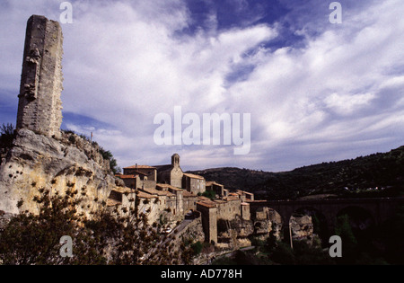 Candela (muro di castello e Chiesa Saint-Etienne. Minerve. Hérault. Abbassare Languedoc-Roussillon. Francia Foto Stock