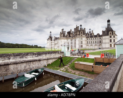 Il servizio di noleggio barche a Chateau de Chambord castello con cielo drammatico nella Valle della Loira in Francia Foto Stock