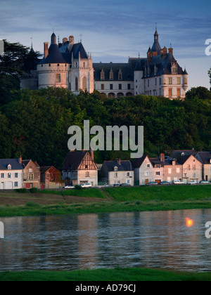 Il castello di Chateau Chaumont sur Loire al di sopra del villaggio a sud del fiume al tramonto nella Valle della Loira in Francia Foto Stock