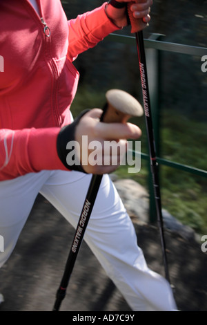 Femmina Nordic Walker, close up di mani e cinghie di palo Foto Stock