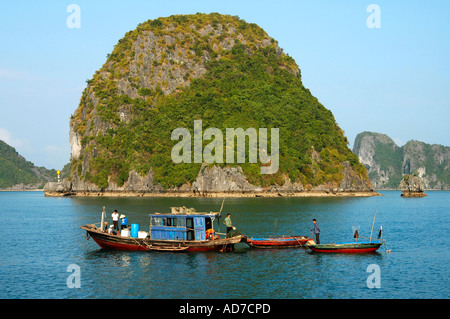 Gli uomini di Fisher Pesca nella baia di Halong Viet Nam Foto Stock