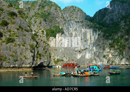 Flottante il villaggio di pesca nella baia di Halong Viet Nam Foto Stock