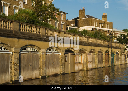 Fiume Tamigi in piena, inondazione a Riverside, Richmond upon Tamigi vecchie case per barche. Le inondazioni coprono il Tamigi Towpath. Surrey 2007 2000s UK HOMER SYKES Foto Stock