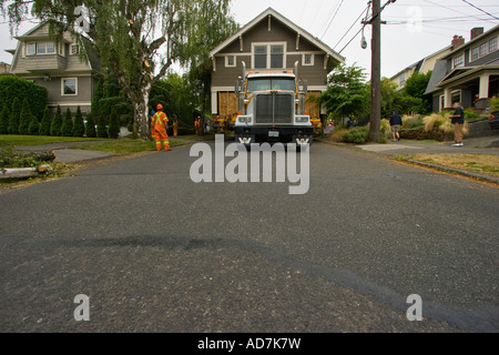 Dimensioni complete House si sta spostando verso il basso la strada hanno acquistato per un dollaro quando i contraenti ha acquistato un terreno sotto di esso Seattle Washington Foto Stock