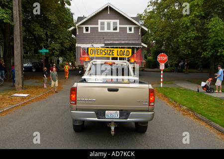 Dimensioni complete House si sta spostando verso il basso la strada hanno acquistato per un dollaro quando i contraenti ha acquistato un terreno sotto di esso Seattle Washington Foto Stock