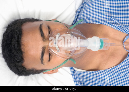 Close-up di un paziente che indossa una maschera ad ossigeno Foto Stock