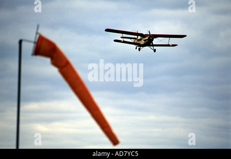 Antonov An-2, i mondi più grande singolo biplano motore tenuto fuori dal campo di aviazione Langham vicino a Colchester, Essex, Regno Unito. Foto Stock