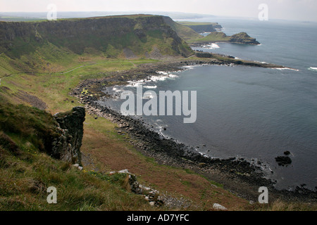 La vista dalla Causeway Coast Way percorso di ingresso e operazioni automatiche di fine campo a est della strada rialzata di per sé minuscolo walkers sul percorso Foto Stock