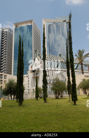 Moderni edifici lungo la strada inizia nel centro di Tel Aviv, Israele Foto Stock