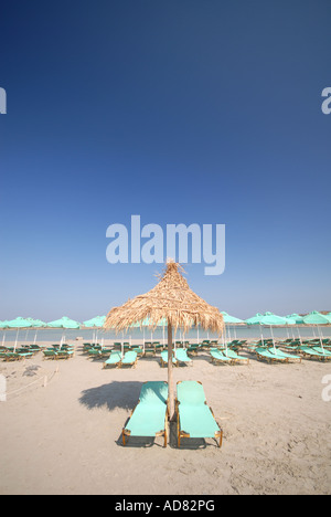 Creta, Grecia. Sedie a sdraio sulla spiaggia di Elafonisi nell estremo sud-ovest della provincia di Hania. Foto Stock