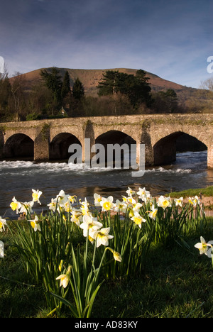 Ponte sul fiume Usk a Abergavenny con la montagna Blorange in background. Foto Stock