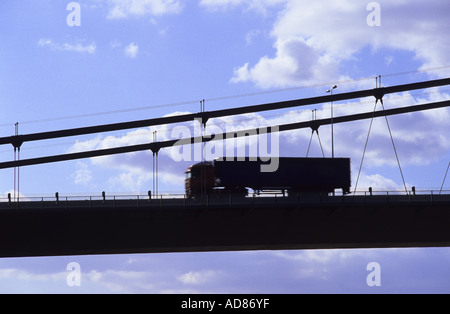 Camion che viaggiano sul ponte Humber sopra l'Humber Estuary linking yorkshire con scafo in Lincolnshire UK Foto Stock