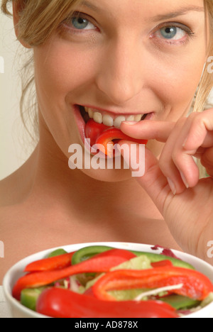 Close-up di donna di mangiare il pepe rosso Foto Stock