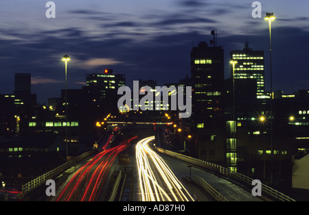 Semaforo percorsi dei veicoli voce troppo e dalla città di Leeds a notte Yorkshire Regno Unito Foto Stock