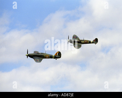 Mare Hawker Hurricane e il Supermarine Spitfire volare in formazione presso air show al vecchio operaio aerodrome Bedfordshire Regno Unito Foto Stock