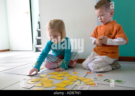 Fratello e Sorella sta giocando con le carte Foto Stock