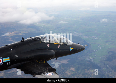 BAe Hawk T.1W XX167 da 208(R)Sqn della Royal Air Force in volo sopra il Galles del Nord. Foto Stock