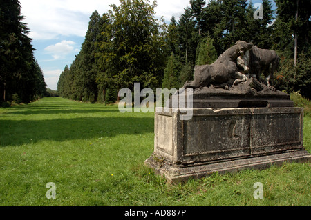 I tori da corrida statua ad ingresso a Lynford Hall, Mundford, Norfolk, Regno Unito Foto Stock