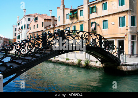Eisenbruecke am Canale Nebenarm des Canale Grande Venedig Italien - ponte di ferro nel ramo di canale del canale grandee Venic Foto Stock