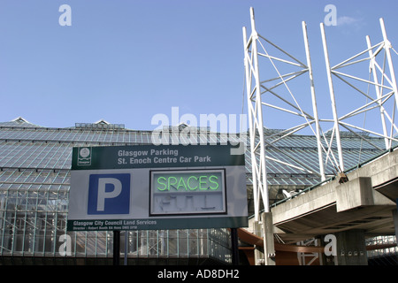 Parcheggio auto segno presso il St Enoch shopping center a Glasgow Scozia Scotland Foto Stock