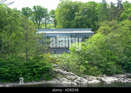 Una vista di Pitlochry Festival Theatre sul Loch Tummel in Perthshire Scozia Scotland Foto Stock